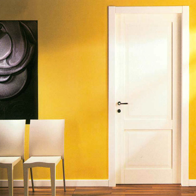 λευκή ξύλινη πόρτα δωματίου