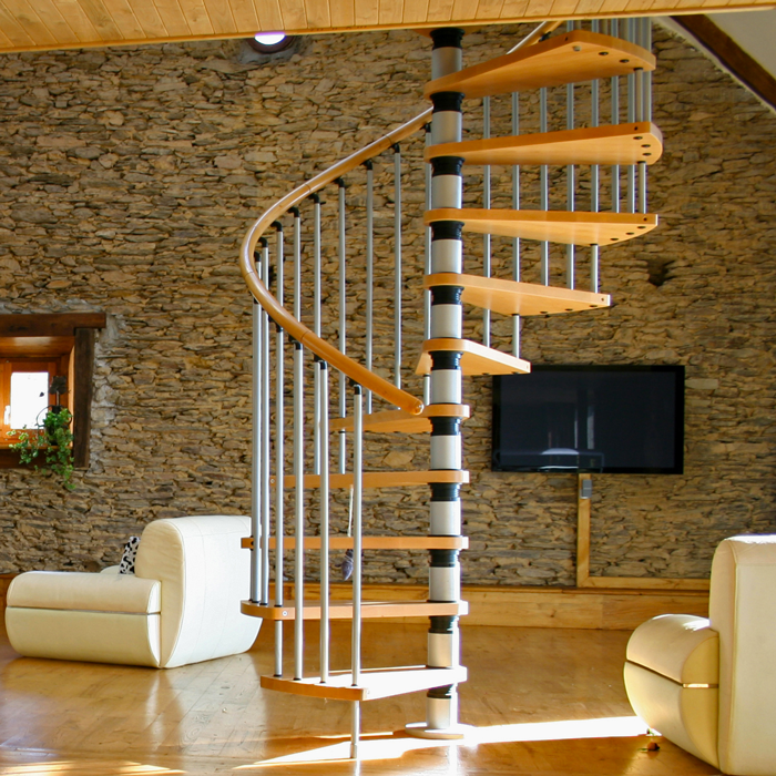 σαλόνι ξύλινο με κυκλική σκάλα